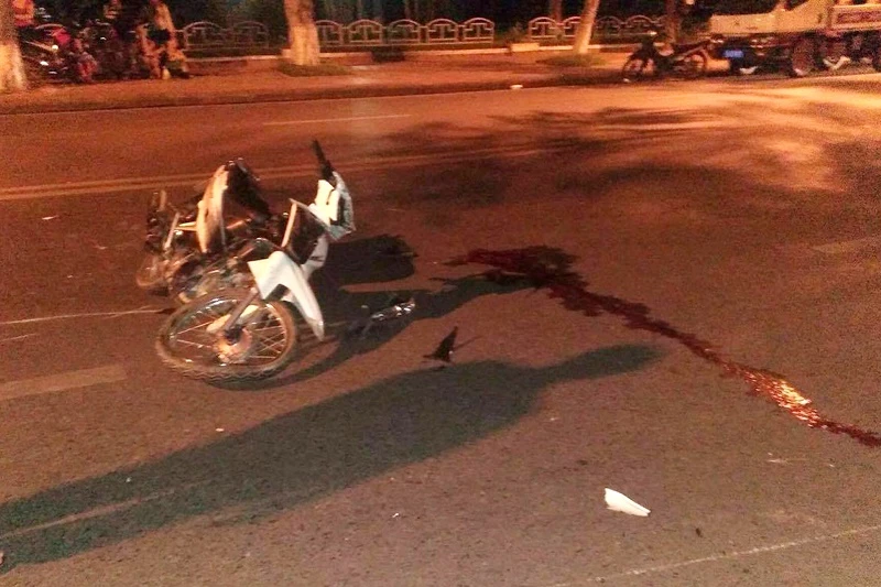 Xe máy chở 3 gây tai nạn, lái xe tử vong ảnh 1