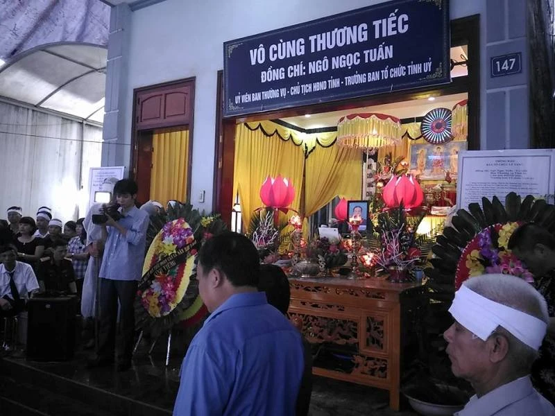 Bộ trưởng Bộ Công an viếng đám tang bí thư, chủ tịch HĐND tỉnh Yên Bái ảnh 3