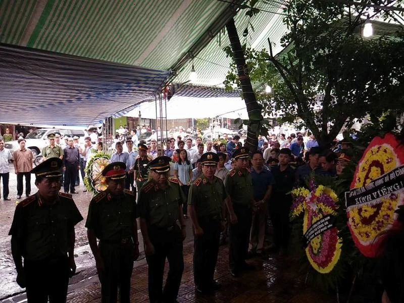 Bộ trưởng Bộ Công an viếng đám tang bí thư, chủ tịch HĐND tỉnh Yên Bái ảnh 4