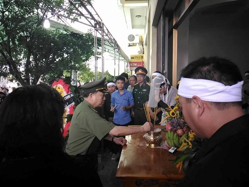 Bộ trưởng Bộ Công an viếng đám tang bí thư, chủ tịch HĐND tỉnh Yên Bái ảnh 5