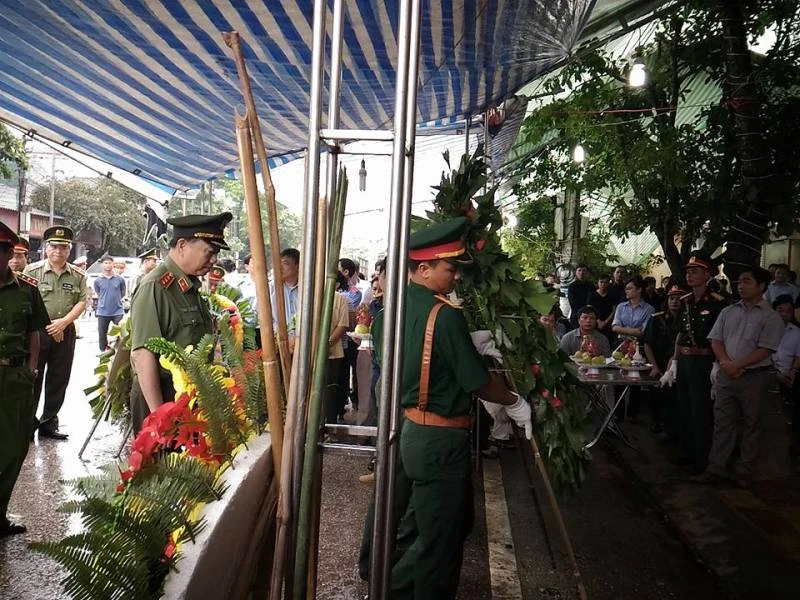 Bộ trưởng Bộ Công an viếng đám tang bí thư, chủ tịch HĐND tỉnh Yên Bái ảnh 6