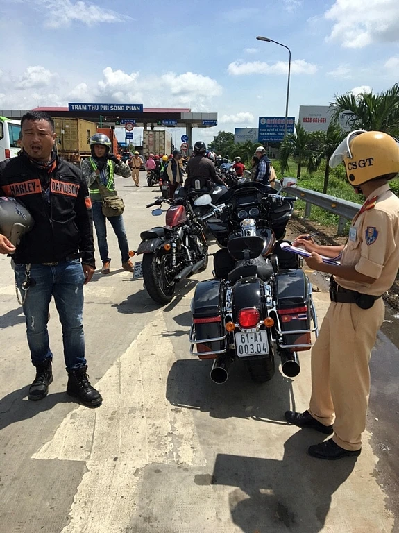 Mô tô ‘siêu khủng’ bị bắt giữ vì không có giấy tờ ảnh 2