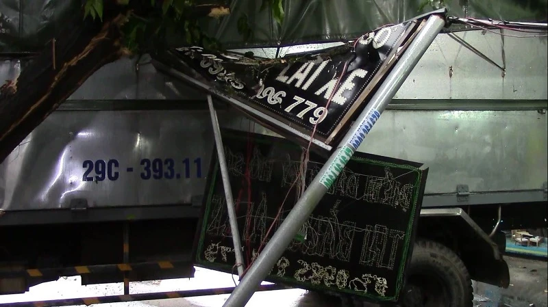 Xe tải xoay 180 độ, leo lề giữa cơn mưa tầm tã ảnh 2