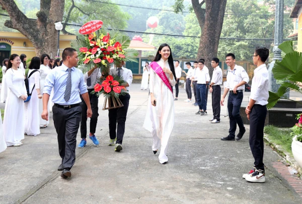 Sáng sớm 4/9, Á hậu Thanh Tú giản dị trở lại trường cũ để giao lưu nhân dịp khai giảng. Cảm giác của tôi vẫn như 7 năm về trước khi còn là cô nữ sinh 16 tuổi bỡ ngỡ bước vào trường cấp 3. Lần này, được gặp gỡ thầy cô và cùng dâng hoa ở tượng đài cụ Chu Văn An, tôi cảm thấy rất vinh dự và ý nghĩa, cô cho biết.