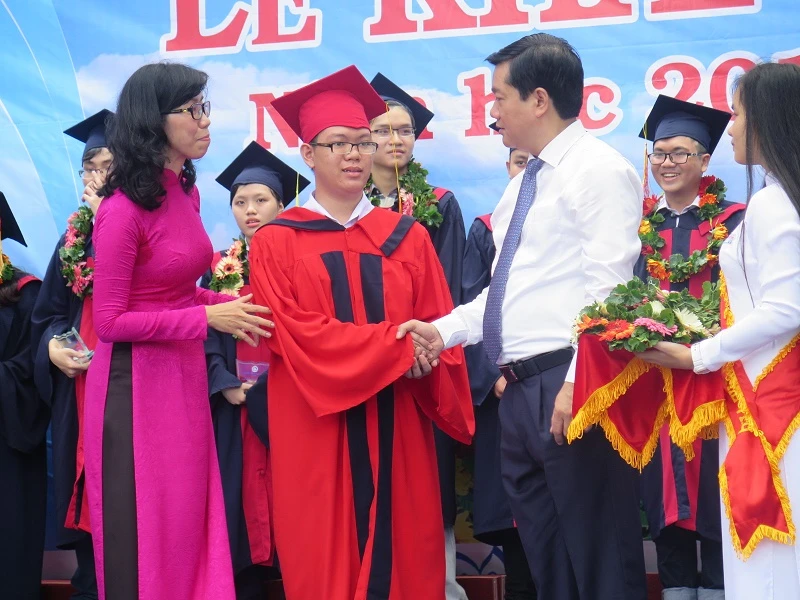 Bí thư Đinh La Thăng gióng trống khai giảng năm học mới ảnh 10