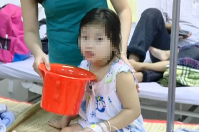 Gần 80 trẻ mầm non nhập viện do ngộ độc thực phẩm ảnh 1