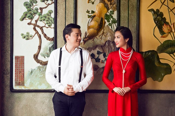 [Caption]Chiếc áo dài duyên dáng là điều không thể thiếu trong đám cưới Việt. Từ ngày xưa, áo dài cưới đã trở thành trang phục trong lễ cưới nước ta và là trang phục cưới truyền thống. Áo dài làm tôn lên toàn bộ đường cong cơ thể của người phụ nữ, và còn toát lên vẻ nữ tính, dịu dàng, thướt tha, uyển chuyển. bất cứ người nào cũng sẽ bị hút hồn khi nhìn thấy người phụ nữ trong tà áo dài. Cũng vì thế áo dài đã rất lâu là trang phục truyền thống đẹp nhất của người phụ nữ Việt Nam, bởi đó nó được lựa chọn làm trang phục trong lễ cưới người Việt.