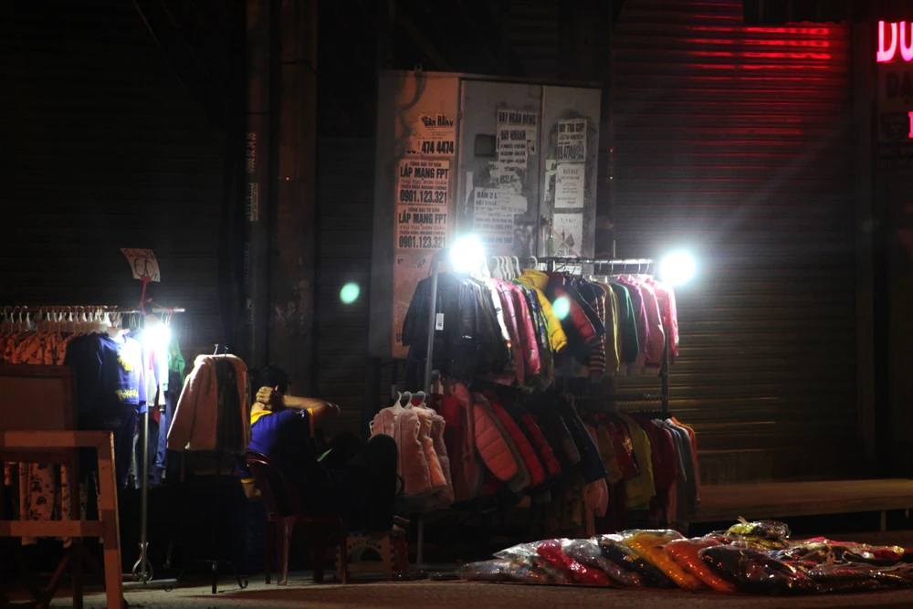 Vô tư kinh doanh dưới biến áp ‘tử thần’ ảnh 5