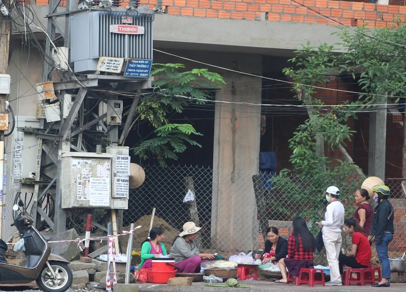 Vô tư kinh doanh dưới biến áp ‘tử thần’ ảnh 2