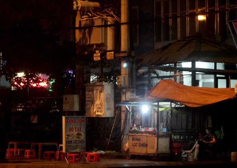 Vô tư kinh doanh dưới biến áp ‘tử thần’ ảnh 3