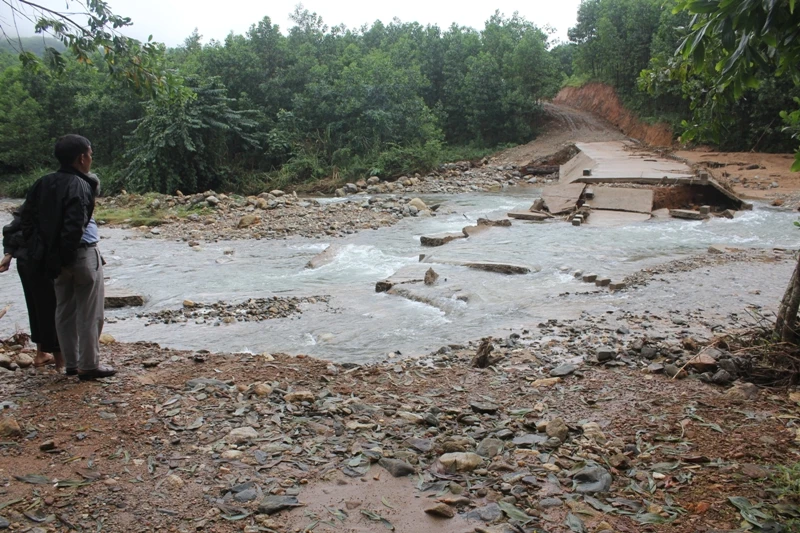 Sạt lở núi ở Quảng Ngãi, tê liệt giao thông vùng cao ảnh 3