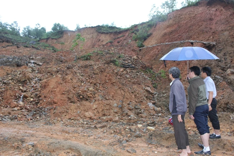 Sạt lở núi ở Quảng Ngãi, tê liệt giao thông vùng cao ảnh 2