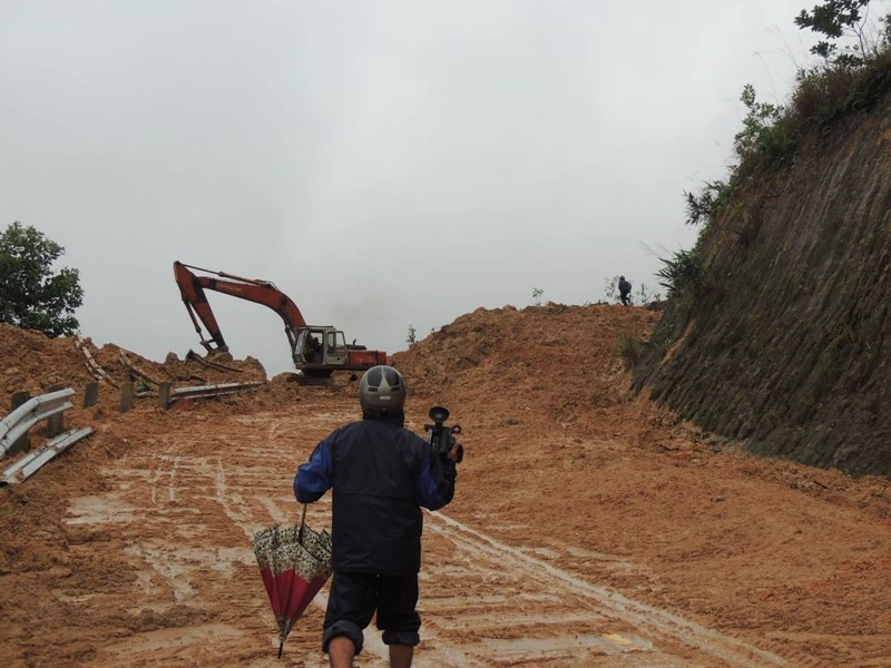 600 hộ dân ở Quảng Ngãi bị cô lập kéo dài ảnh 2 600 hộ dân ở Quảng Ngãi bị cô lập kéo dài ảnh 2