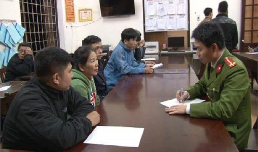 Hàng chục người ‘xem’ đánh bạc trong quán cà phê ảnh 1