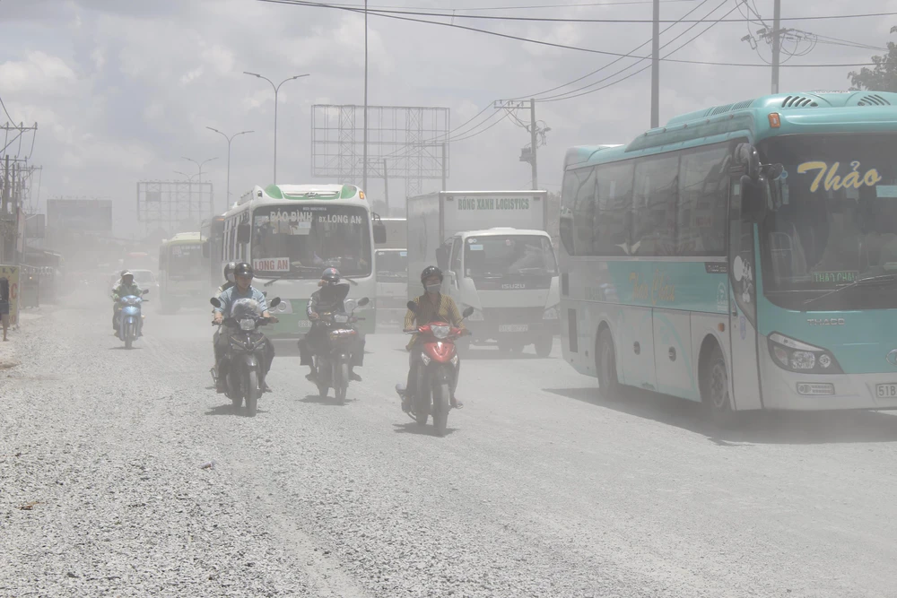 Dân quốc lộ 1A khóc ròng cảnh bụi đường mù mịt ảnh 3
