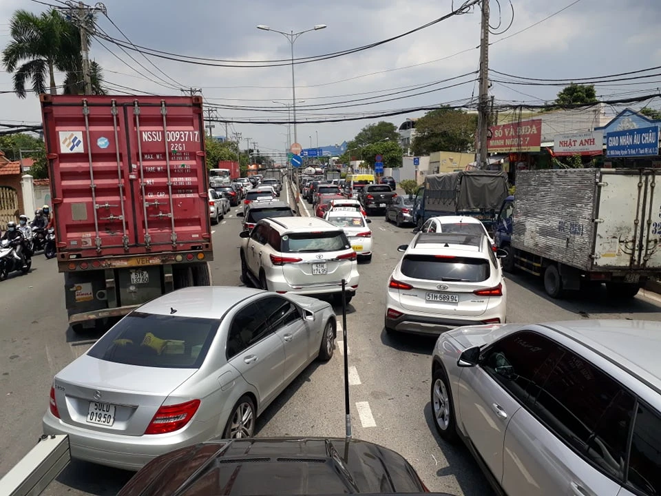 Kẹt xe tại phà Cát Lái: 3 tiếng nhích 1km ảnh 1