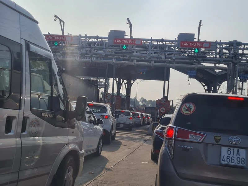 Kẹt xe tại phà Cát Lái: 3 tiếng nhích 1km ảnh 8