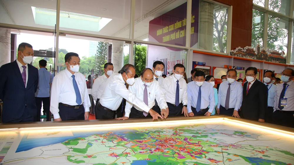 Chủ tịch nước Nguyễn Xuân Phúc cùng cùng lãnh đạo các bộ, ngành xem quy hoạch vùng qua lược đồ. Ảnh: HOÀNG GIANG