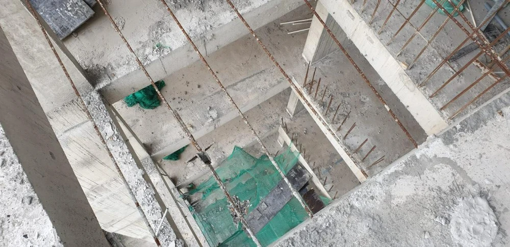 CT Plaza Nguyên Hồng đang xây dựng nhưng không thể tiếp tục do bị thủ tục pháp lý làm khó.