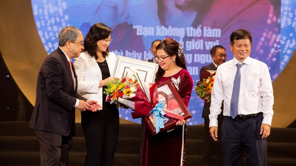 Bà Lâm Thúy Ái - Chủ tịch HĐQT Công ty MEBIPHA nhận hoa chúc mừng