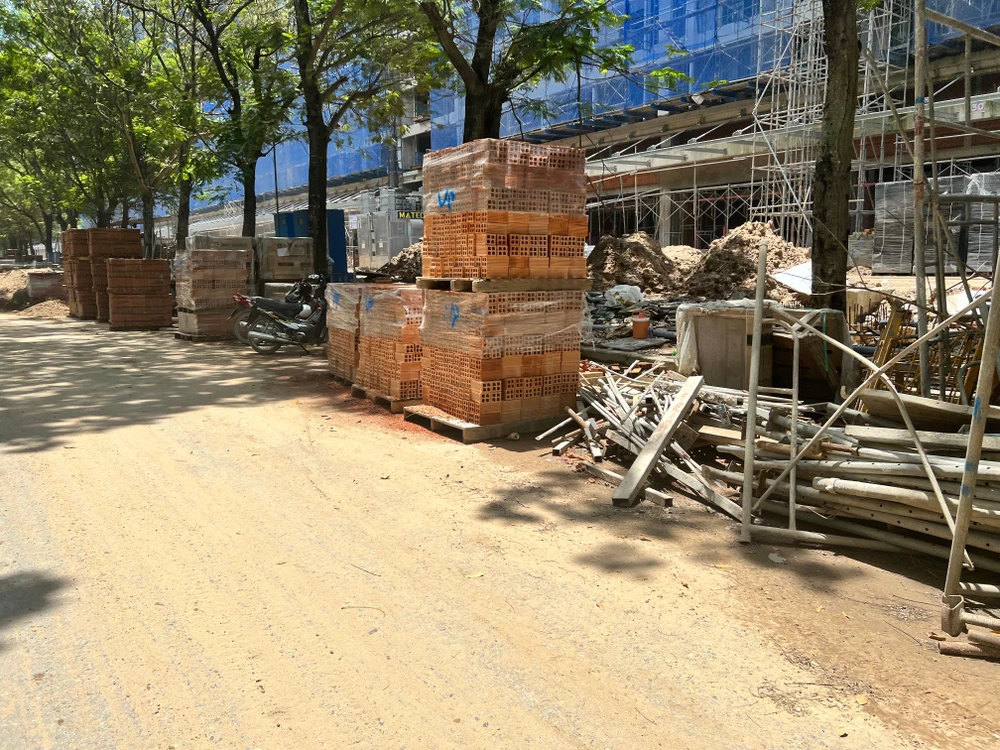 Một dự án thương mại trên 9 tầng tại quận Tân Phú nhưng trong công trường chủ yếu sử dụng gạch nung. Ảnh: PV