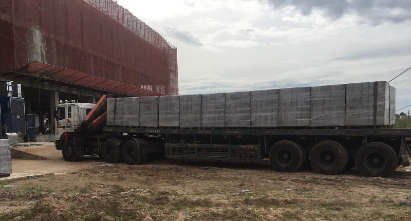 Xe giao gạch không nung tại 1 công trình xây dựng nhà cao tầng. Ảnh: PV