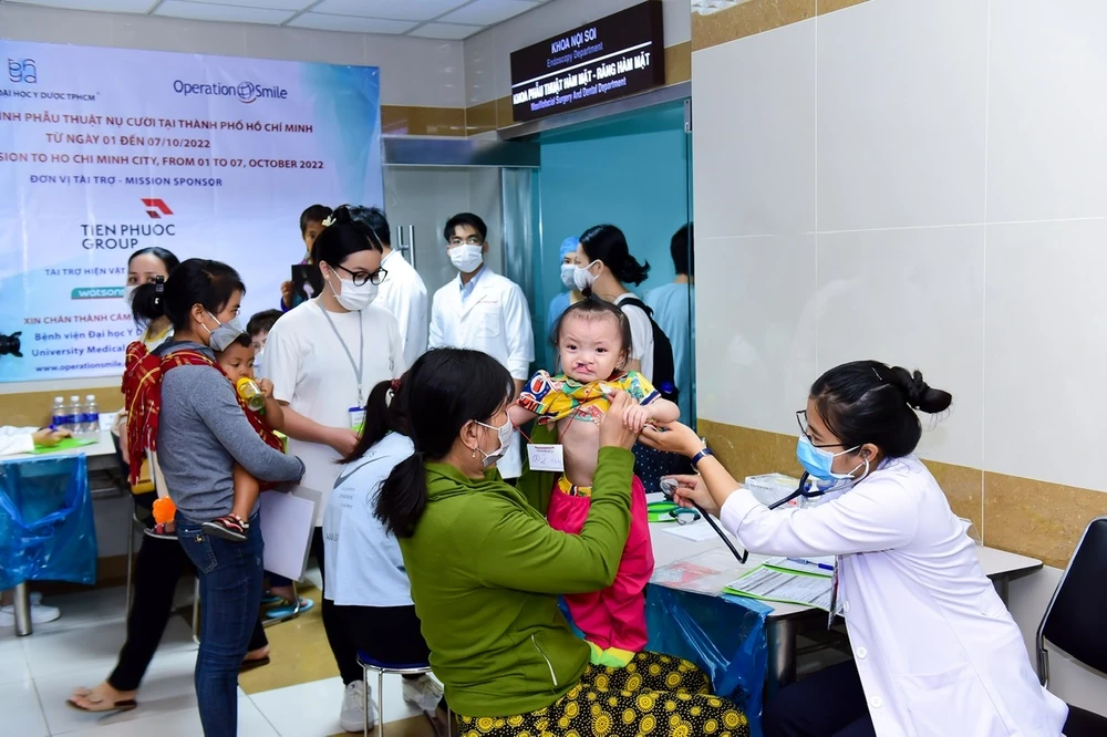 Khám sàng lọc trẻ dị tật hở môi, hàm ếch bẩm sinh tại Bệnh viện ĐH Y Dược TP.HCM.