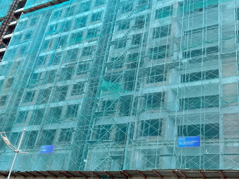 Một công trình xây dựng trên chín tầng tại TP.HCM có dấu hiệu vi phạm khi sử dụng một lượng lớn gạch nung. Ảnh: PV Một công trình xây dựng trên chín tầng tại TP.HCM có dấu hiệu vi phạm khi sử dụng một lượng lớn gạch nung. Ảnh: PV