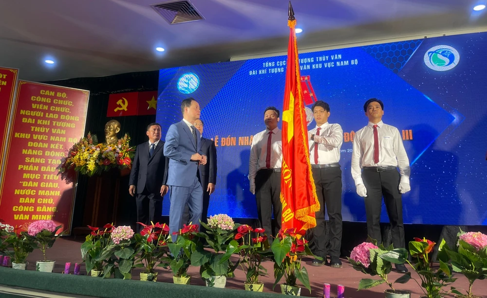 Đại diện Đài KTTV khu vực Nam bộ nhận Huân chương Lao động hạng III của Chủ tịch nước. Ảnh: NC