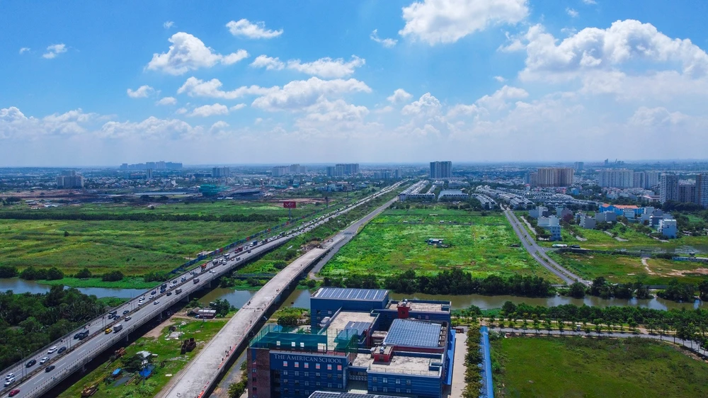 Đường Song Hành cao tốc TP.HCM – Long Thành – Dầu Giây đang được đẩy nhanh thi công, sắp hoàn thành và bàn giao giai đoạn 1 cuối tháng 6-2023.