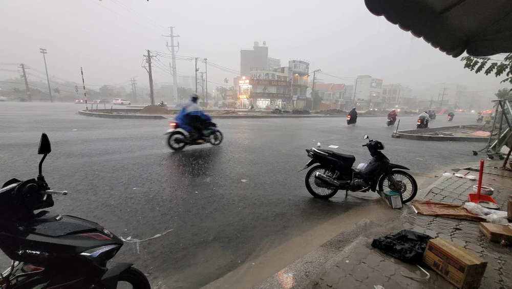 Tại đường Lương Định Của (TP.HCM) cơn mưa khá nặng hạt