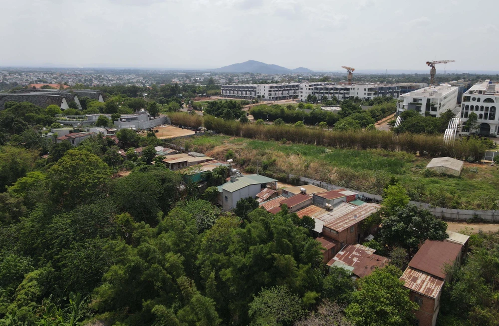 Hàng chục hộ dân đang sinh sống trong khu vực dự án của Công ty CP Đầu tư Trung Nguyên. Ảnh: VŨ LONG Hàng chục hộ dân đang sinh sống trong khu vực dự án của Công ty CP Đầu tư Trung Nguyên. Ảnh: VŨ LONG