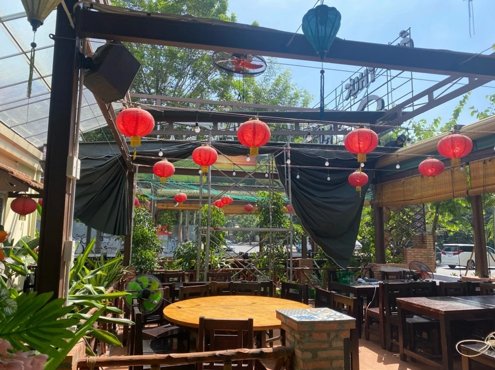 tháo dỡ công trình xây trái phép ở nhà hàng Quê Nhà