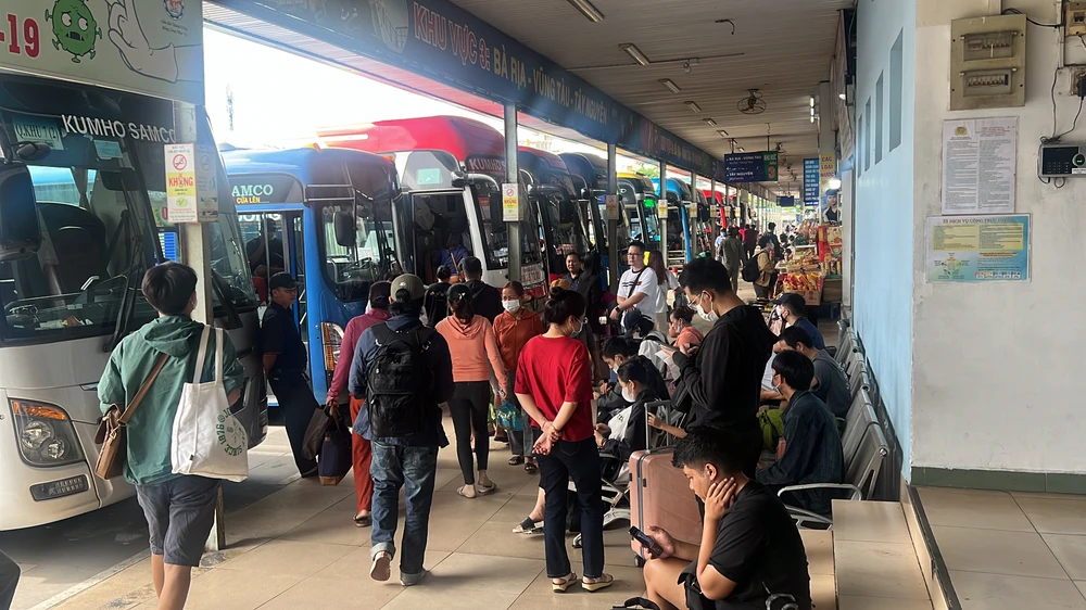 Người dân chọn xe khách dịp tết dương lịch