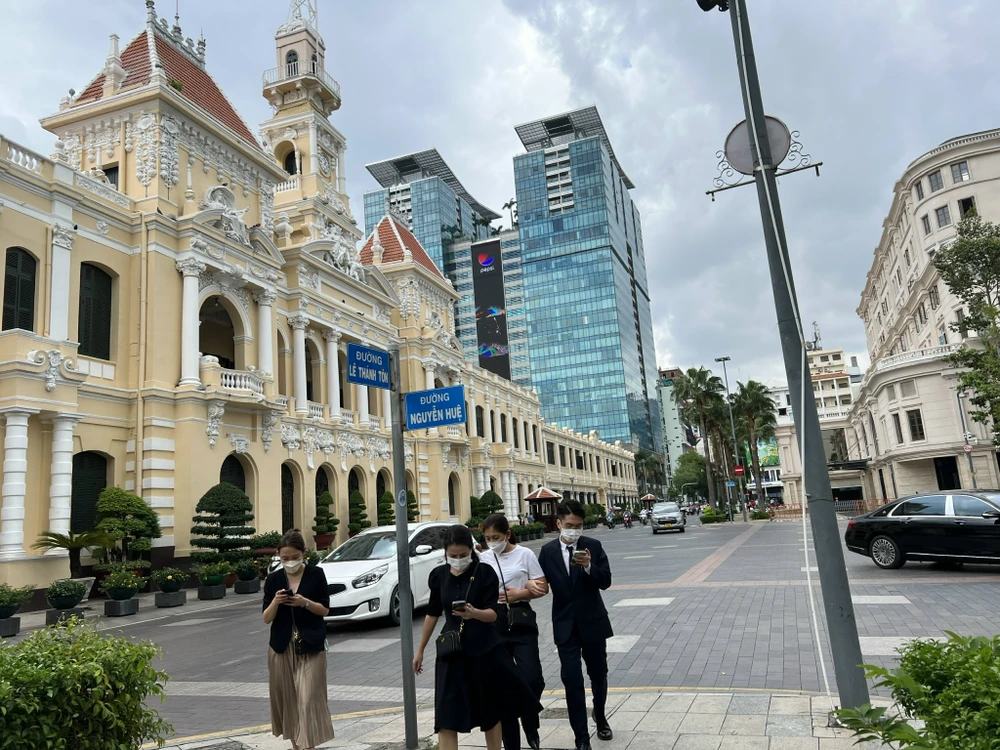 cấm xe đi vào đường Nguyễn Huệ