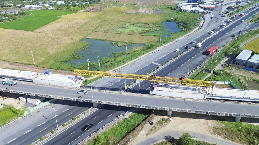 Hạn chế lưu thông tại cầu vượt số 3 cao tốc TP.HCM - Trung Lương