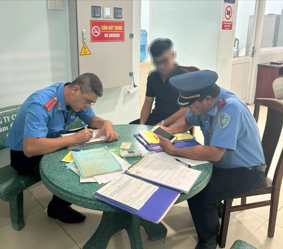 xe dù tại sân bay Tân Sơn Nhất