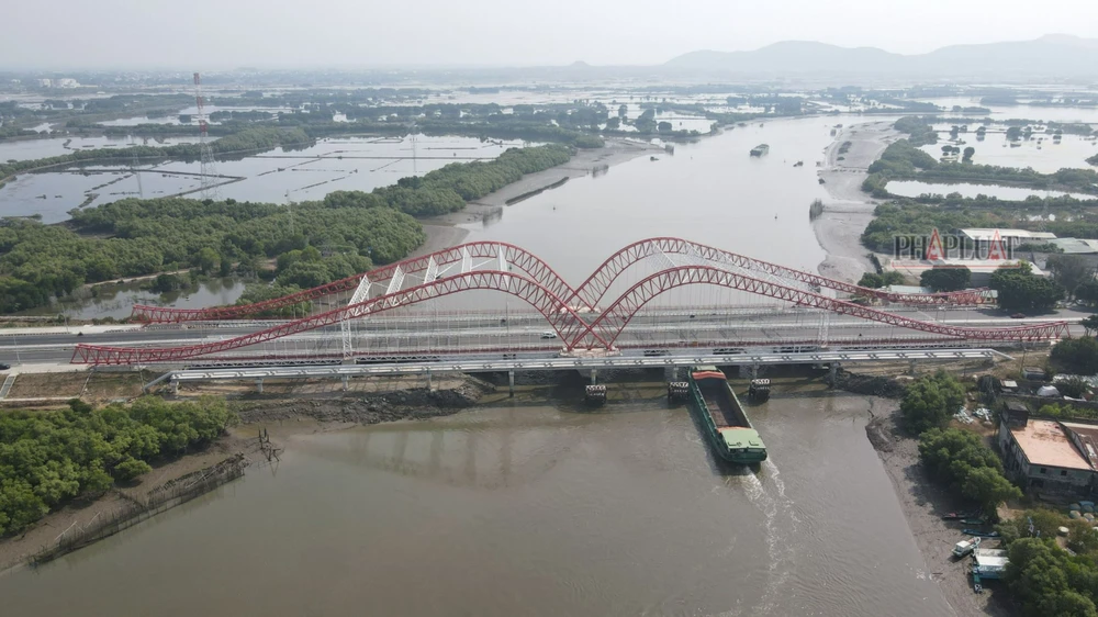 Cầu Cỏ May với biểu tượng cánh chim hải âu