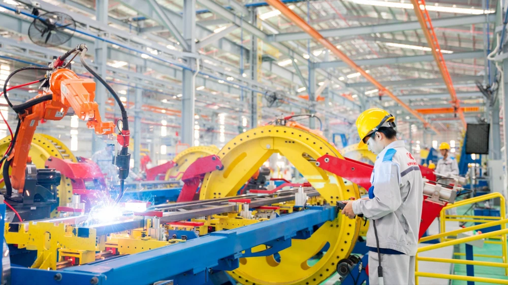 Các công nhân đang làm việc tại Khu liên hợp sản xuất lắp ráp Kim Long Motors