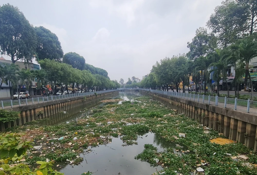 Lục bình, rác thải ùn ứ trên kênh Nhiêu Lộc-Thị Nghè. Ảnh: NC