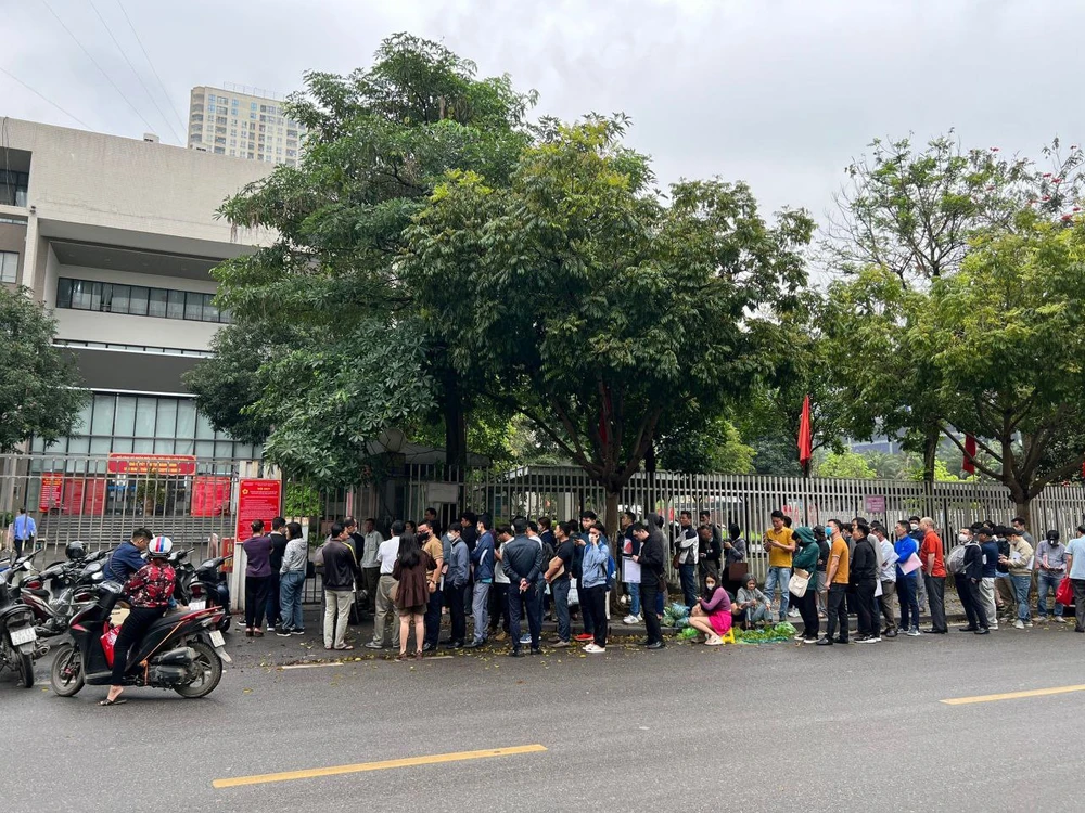 Người dân xếp hàng làm thủ tục đất đai tại bộ phận một cửa UBND quận Hà Đông