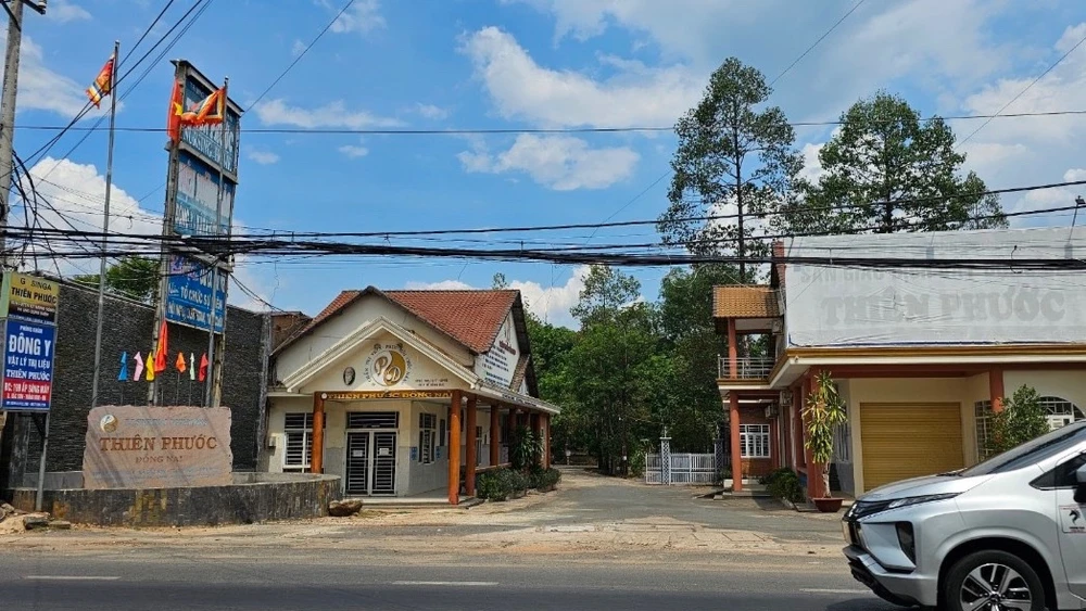 Cổng vào khu đất có nhiều công trình xây dựng không phép.