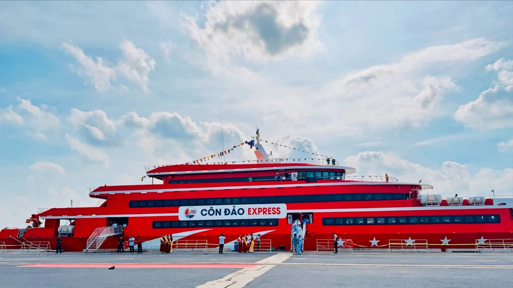Hiện tàu cao tốc TP.HCM - Côn Đảo đang đón khách ở cảng Sài Gòn - Hiệp Phước.