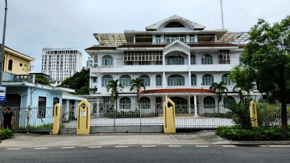 Những tòa nhà trụ sở công bỏ hoàng sau sáp nhập gây lãng phí