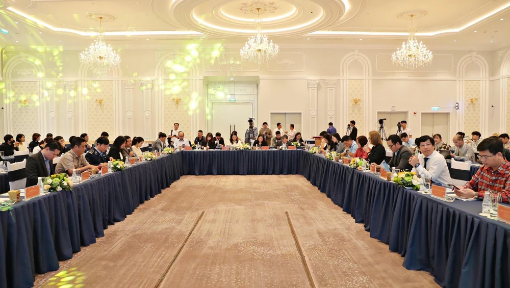 Buổi tọa đàm có sự góp mặt của đại diện các bộ, ngành và nhiều chuyên gia. Ảnh: TIẾN THÀNH