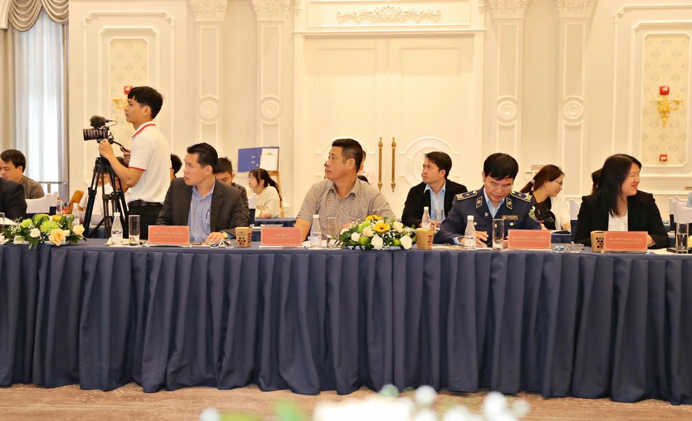 Đại biểu chăm chú lắng nghe các ý kiến phát biểu tại tọa đàm.