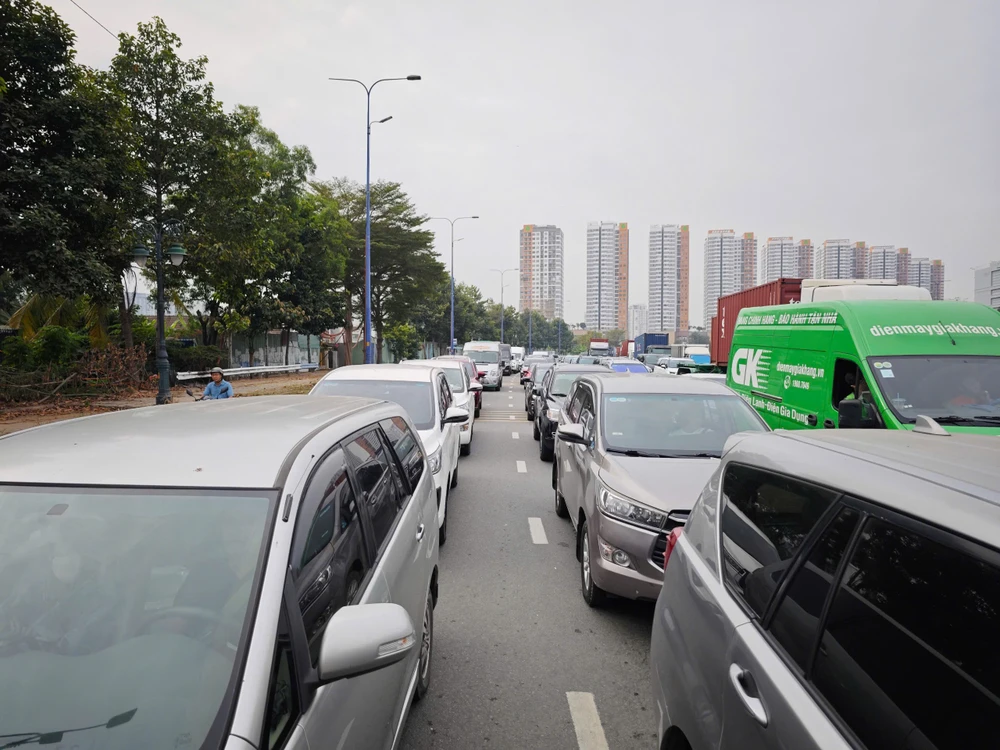 Hàng xe xếp hàng dài trên đường Mai Chí Thọ, các tuyến đường cửa ngõ phía Đông TP.HCM kẹt cứng