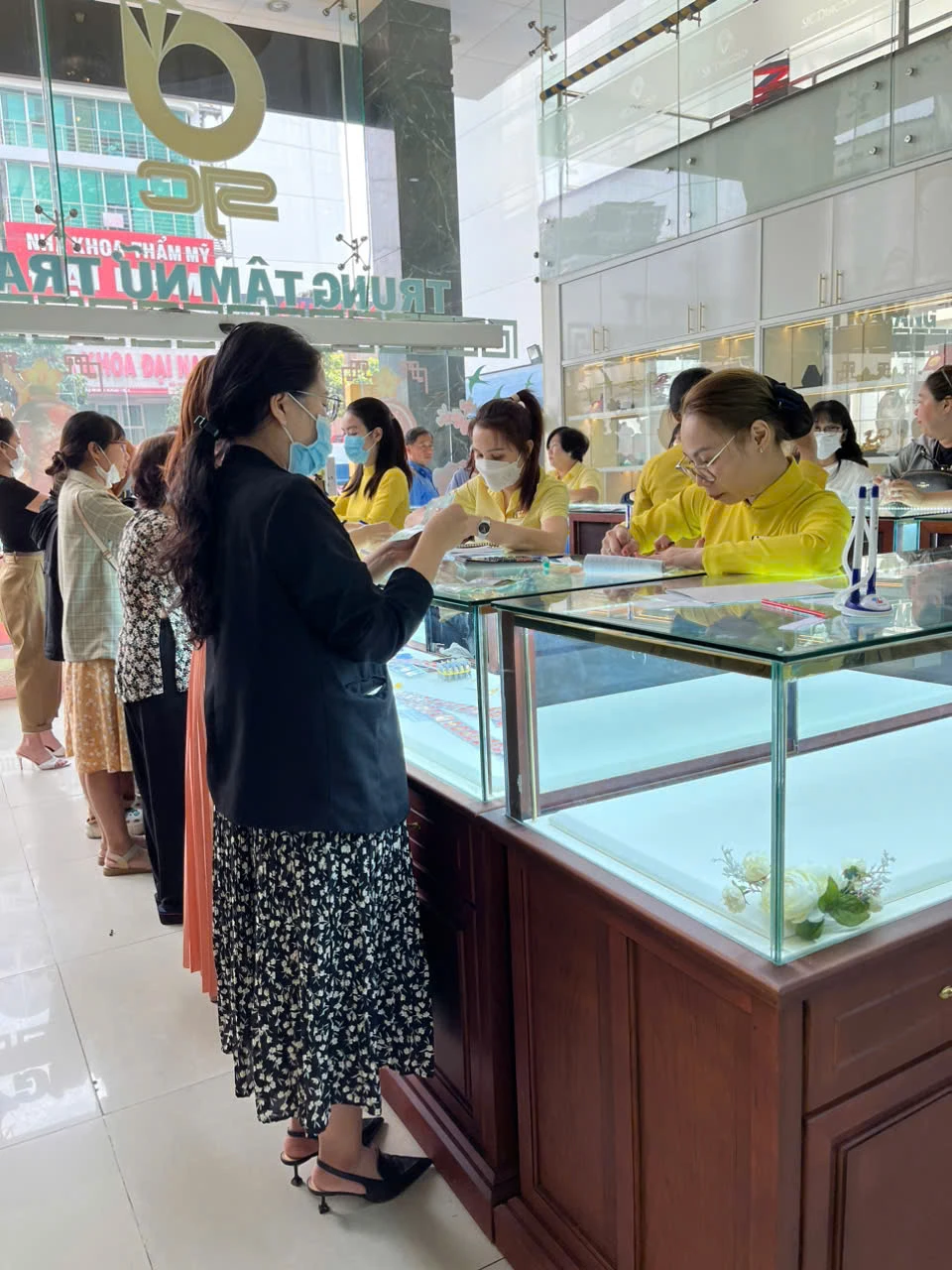 Khác với ngày vía Thần Tài mọi năm là vàng miếng SJC loại 1 chỉ luôn trong tình trạng cháy hàng, năm nay khách muốn mua bao nhiêu cũng có