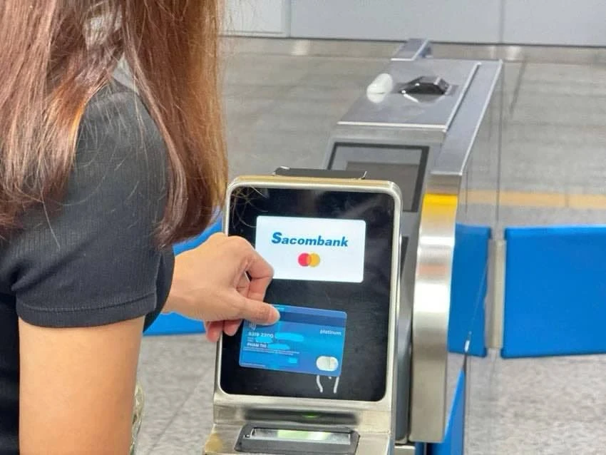 Từ mai, người dân có thể dùng thẻ Napas để đi metro số 1. Ảnh: ĐÀO TRANG