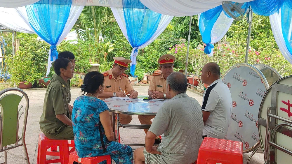 CSGT tuyên truyền đến gia đình có tiệc cưới tuân thủ quy định về nồng độ cồn. Ảnh: PC08